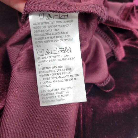 Quacker Factory Women's Paillettes V-Neck Velvet Sequins Top in Purple Size M - Picture 9 of 11